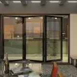 Ampie porte finestra si aprono su una cucina moderna. Sul patio, una zucca intagliata e un cesto da basket.