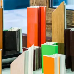 Campione di profili per infissi in vari colori e finiture, per scegliere quali sono i migliori infissi per la tua casa.