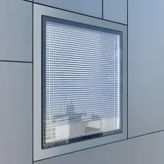 Finestra filo muro interno con veneziane, riflessi di un edificio moderno.