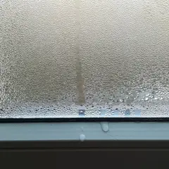 Condensa sui vetri, gocce d'acqua che scivolano sul davanzale, un segnale che la muffa sui muri potrebbe essere in agguato.
