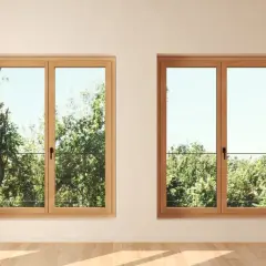 Finestre con profili in alluminio legno, che incorniciano un rigoglioso giardino verde.
