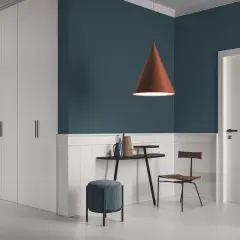 Un soggiorno moderno con pareti blu intenso e battiscopa bianco. Un lampadario color terra e infissi marroni creano un contrasto caldo.