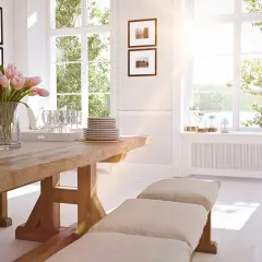 Un tavolo in legno massiccio con un mazzo di tulipani rosa e una **finestra alla francese** che inonda la stanza di luce solare.
