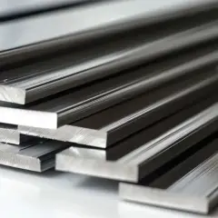 Fascio di barre in alluminio con finitura colore alluminio anodizzato naturale, lucide e resistenti.