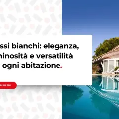 Una casa moderna con piscina e infissi bianchi, che riflettono eleganza e luminosità.