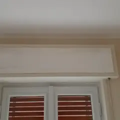 Cassonetto per tapparelle, con finitura bianca grezza, pronto per essere dipinto. Le dimensioni sono adatte a coprire il meccanismo di avvolgimento.