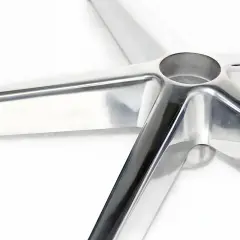 Base di sedia lucida in alluminio, esempio di come lucidare alluminio ossidato per un risultato brillante.