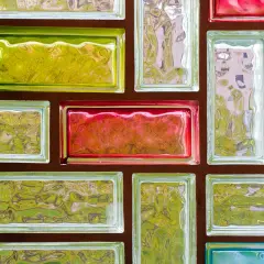 Un muro di vetrocemento colorato, con blocchi verdi, rossi e trasparenti. L'autorizzazione per un'installazione così vivace è sicuramente un tocco di stile.