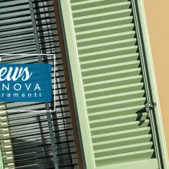 Persiane in alluminio verdi e interne con logo "News INNOVA serramenti".