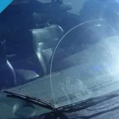 Vetro graffiato con spugna, un parabrezza auto segnato da un uso intenso.
