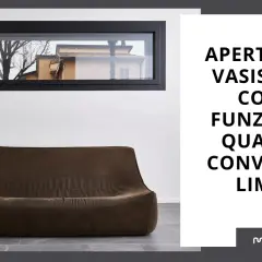 Interno moderno con divano marrone e una finestra basculante che mostra un albero e una casa. Testo: "Apertura a vasistas: come funziona, quando conviene e limiti".