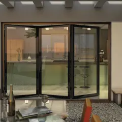 Ampie porte finestra si aprono su una cucina moderna. Sul patio, una zucca intagliata e un cesto da basket.