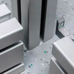 Dettaglio di profili in alluminio estruso, pronti per essere assemblati con connettori angolari.