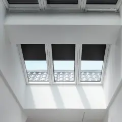 Tapparelle integrate in lucernari, ideali per la detrazione senza ENEA. Luce naturale che filtra attraverso le tegole.