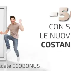 Uomo felice esulta accanto a nuove finestre bianche. Verniciatura infissi detrazione fiscale al 50% con SB Infissi.