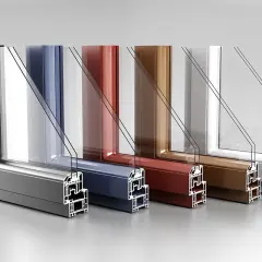 Sezione di infissi in diversi materiali e colori: alluminio, PVC blu, rosso, marrone e bianco. Aiuta a scegliere quale materiale scegliere.