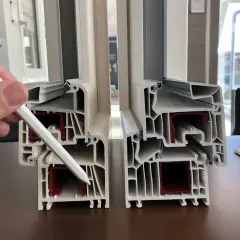 Sezione di profili per finestre in PVC che illustra i valori di isolamento termico e acustico.