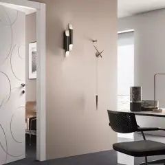 Porta in legno con decori circolari, un esempio di come pulire le porte di legno per mantenerle splendenti.