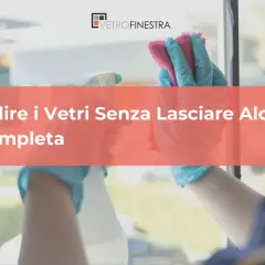 Guida completa su come pulire i vetri senza aloni, con mani guantate che puliscono una finestra.