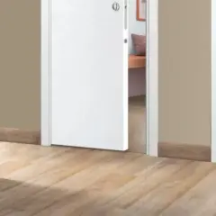 Corridoio con pavimento chiaro e porte interne bianche che creano un ambiente luminoso e moderno.