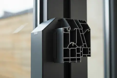Sezione di vecchi infissi in alluminio anodizzato, mostrando la complessa struttura interna del profilo.