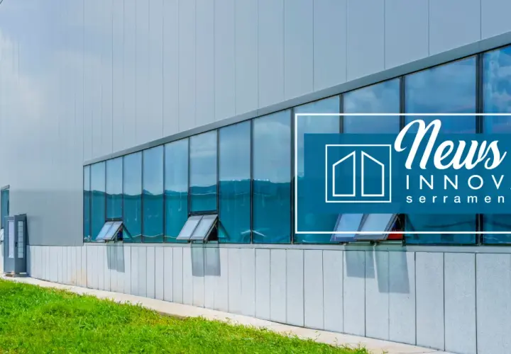 Edificio moderno con ampie vetrate riflettenti e infissi industriali. Logo "News Innova serramenti" sovrapposto.