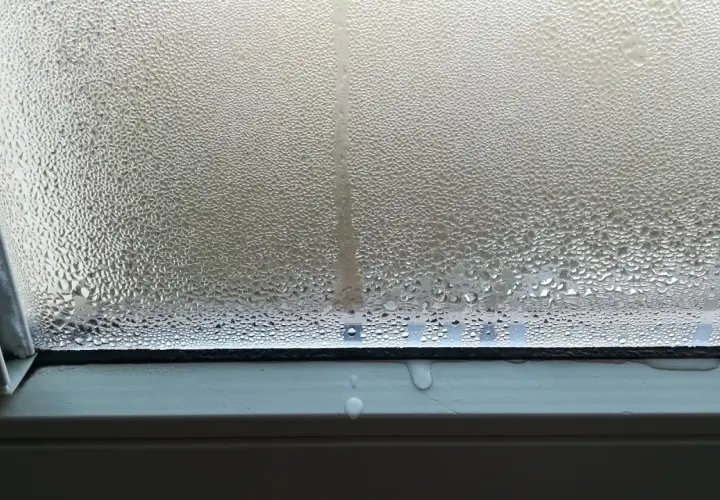 Condensa sui vetri, gocce d'acqua che scivolano sul davanzale, un segnale che la muffa sui muri potrebbe essere in agguato.