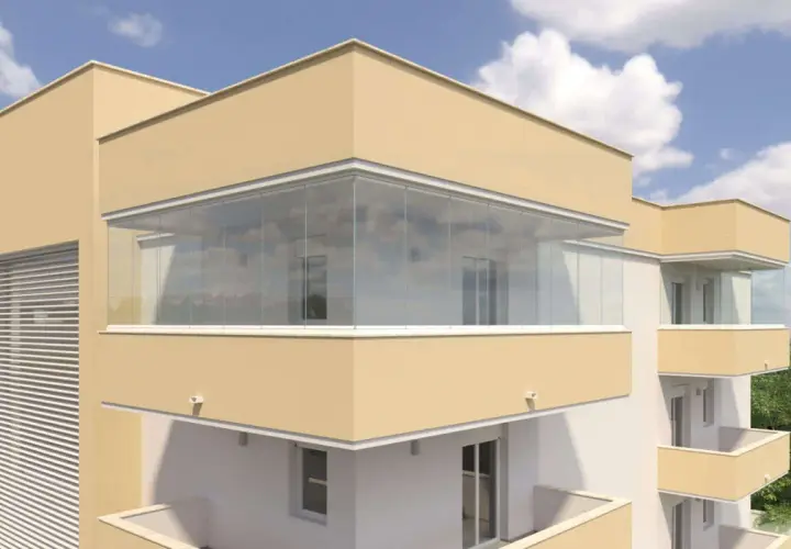 Moderno condominio con balconi chiusi con vetrata, creando spazi luminosi e protetti.