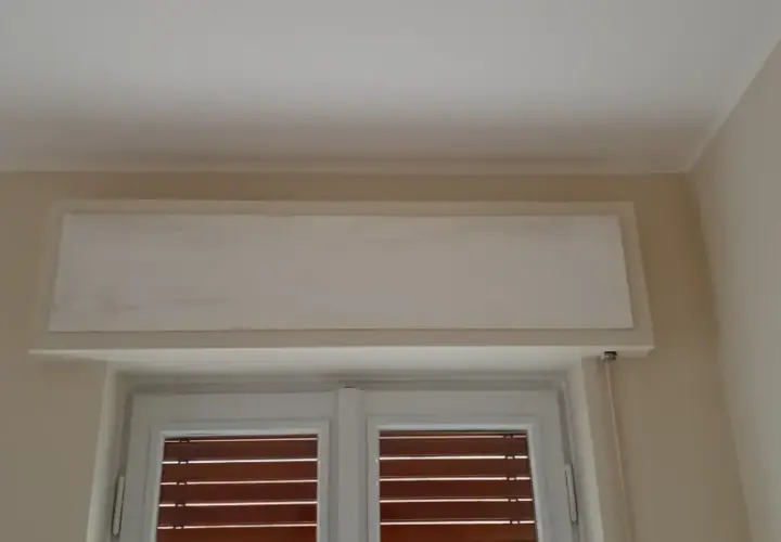 Cassonetto per tapparelle, con finitura bianca grezza, pronto per essere dipinto. Le dimensioni sono adatte a coprire il meccanismo di avvolgimento.