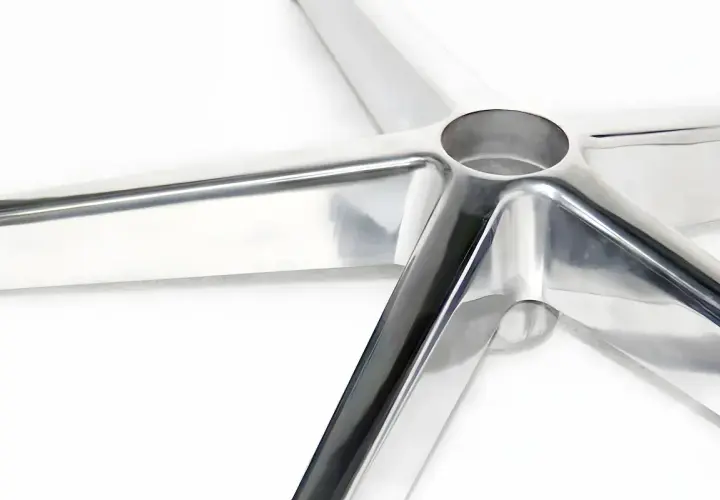 Base di sedia lucida in alluminio, esempio di come lucidare alluminio ossidato per un risultato brillante.