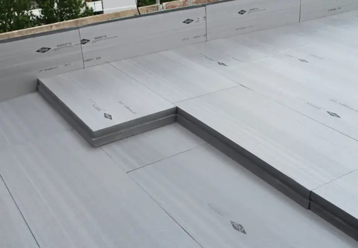Pannelli isolanti per la coibentazione casa, posati su una superficie piana.