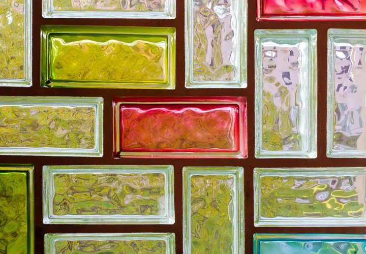 Un muro di vetrocemento colorato, con blocchi verdi, rossi e trasparenti. L'autorizzazione per un'installazione così vivace è sicuramente un tocco di stile.