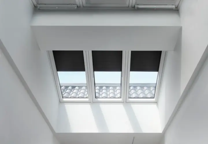 Tapparelle integrate in lucernari, ideali per la detrazione senza ENEA. Luce naturale che filtra attraverso le tegole.
