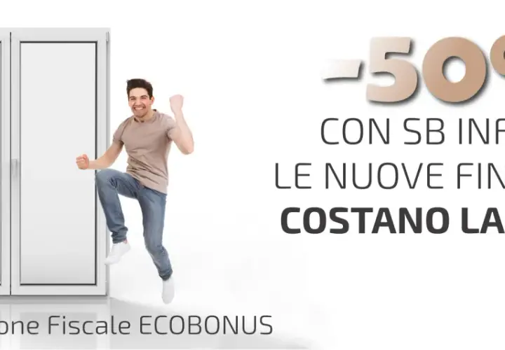Uomo felice esulta accanto a nuove finestre bianche. Verniciatura infissi detrazione fiscale al 50% con SB Infissi.