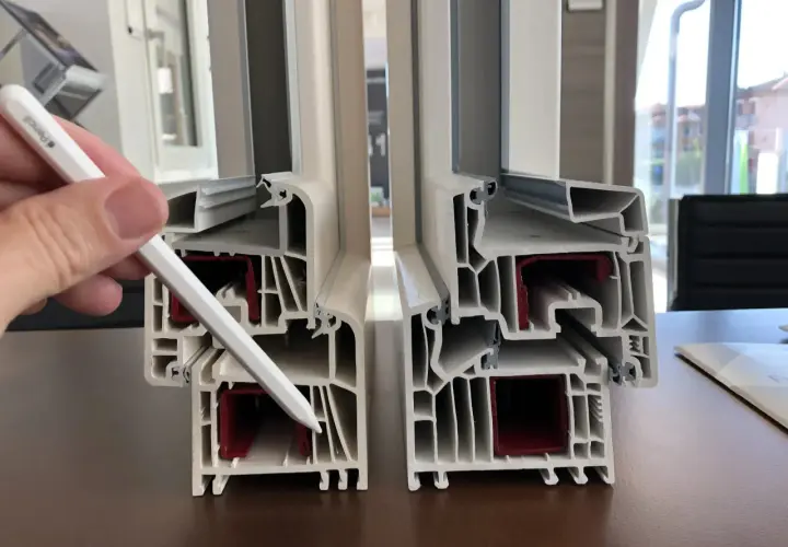 Sezione di profili per finestre in PVC che illustra i valori di isolamento termico e acustico.