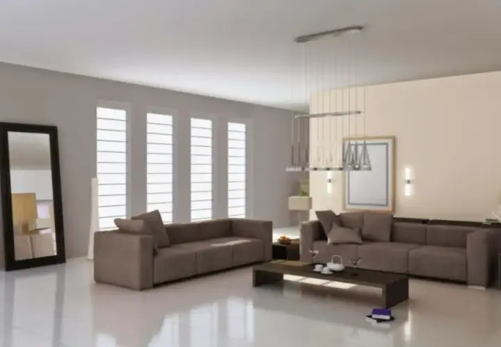 Soggiorno moderno con divani color tortora e grigio, tavolino scuro, specchio alto e grandi finestre.