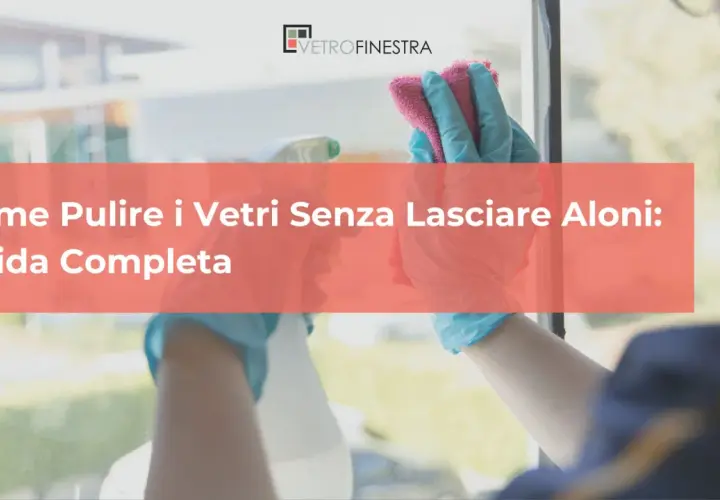 Guida completa su come pulire i vetri senza aloni, con mani guantate che puliscono una finestra.