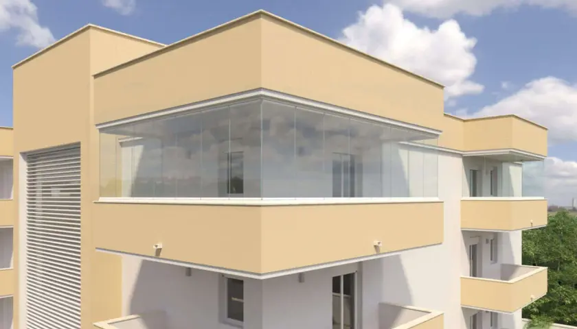 Moderno condominio con balconi chiusi con vetrata, creando spazi luminosi e protetti.