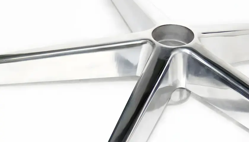 Base di sedia lucida in alluminio, esempio di come lucidare alluminio ossidato per un risultato brillante.