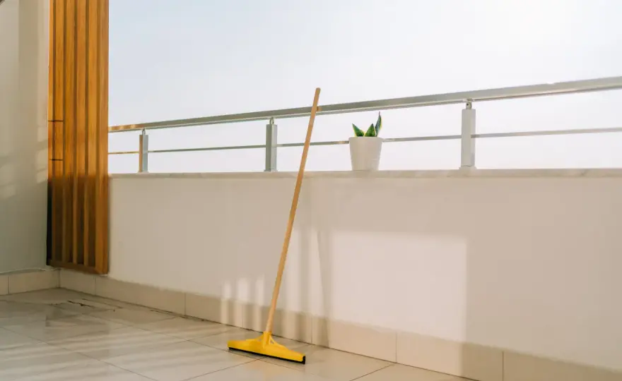 Pulire la veranda del balcone senza aloni e danni