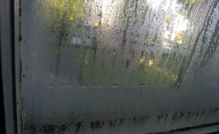 Acqua sotto la portafinestra? Come capire la causa e intervenire