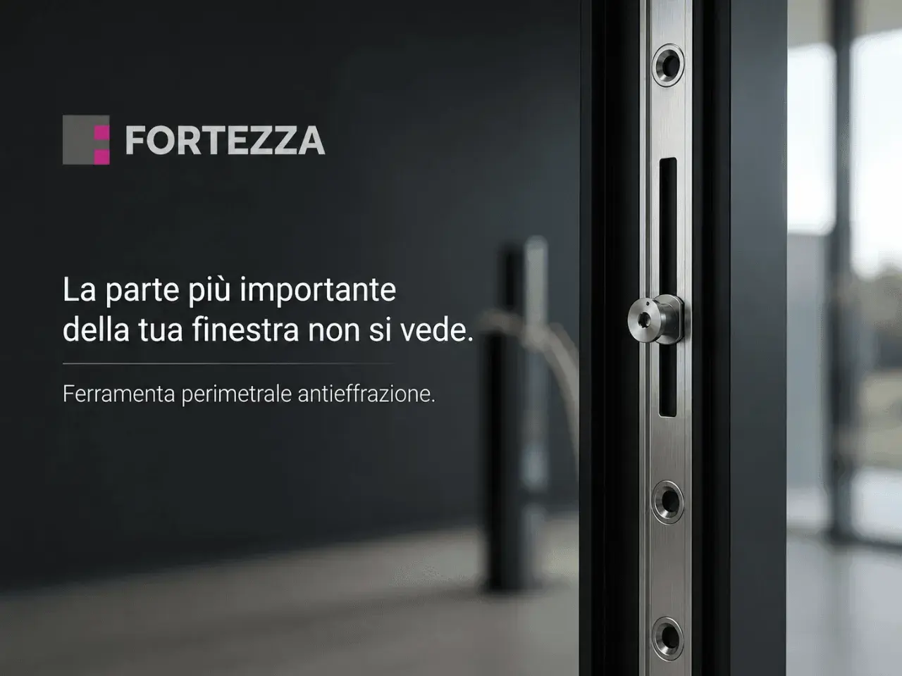 Dettaglio di una ferramenta a nastro perimetrale antieffrazione, parte essenziale e invisibile di una finestra Fortezza.
