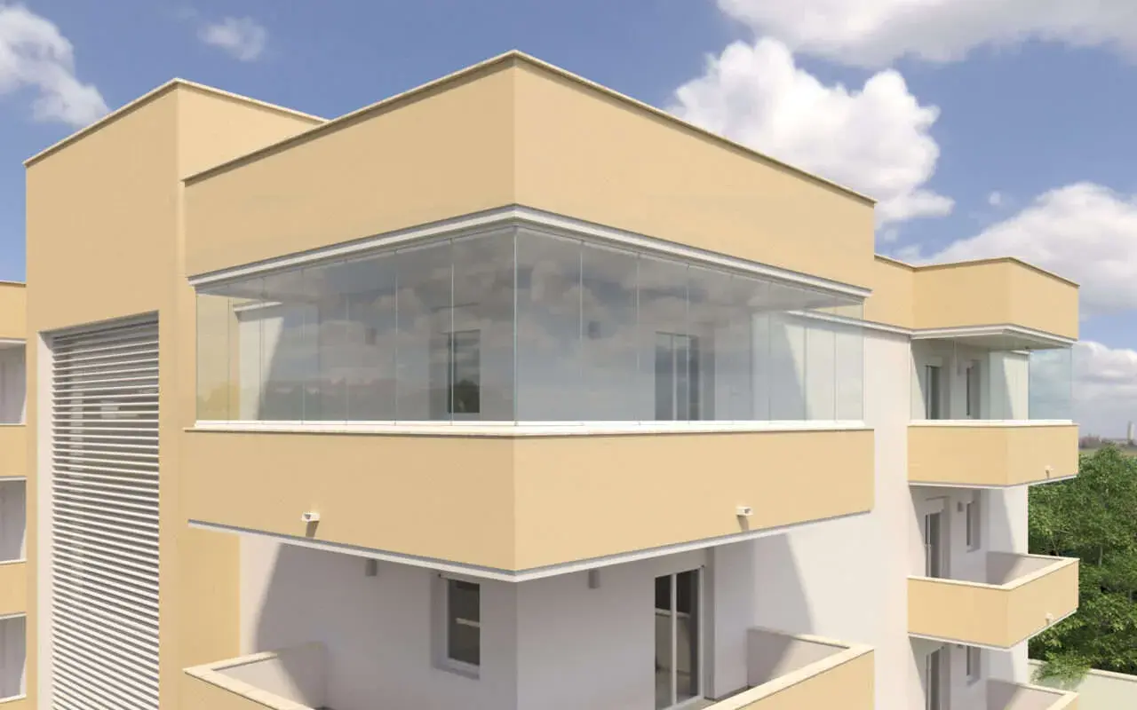 Moderno condominio con balconi chiusi con vetrata, creando spazi luminosi e protetti.