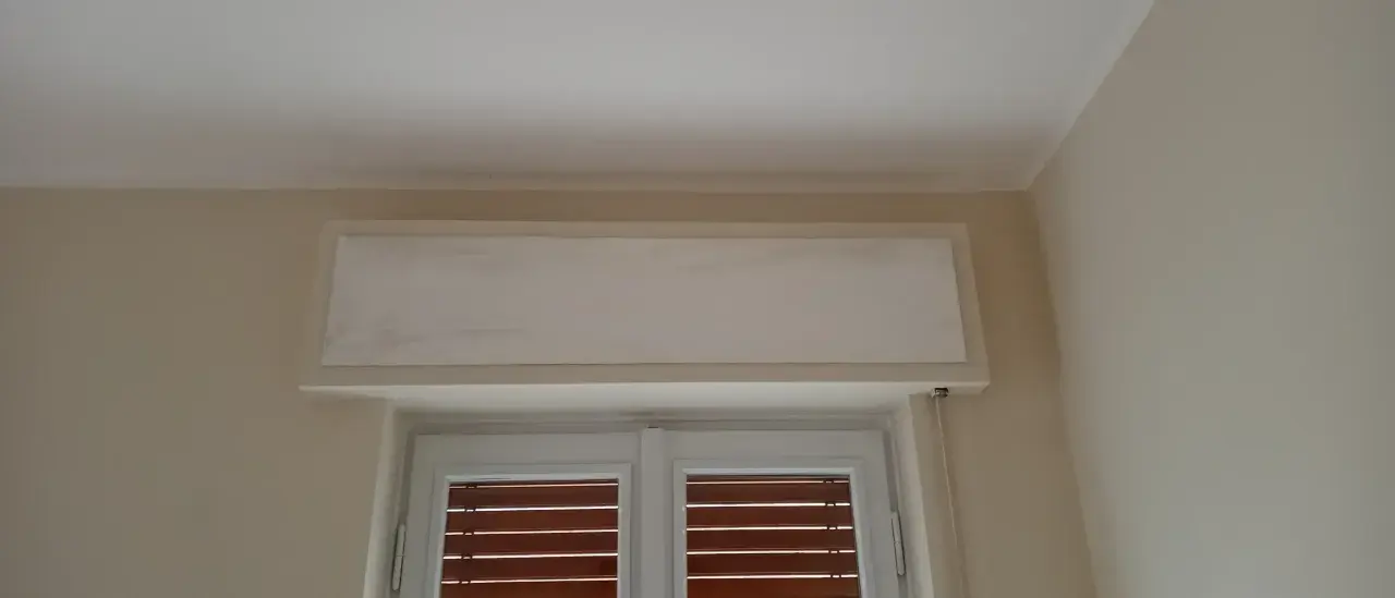 Cassonetto per tapparelle, con finitura bianca grezza, pronto per essere dipinto. Le dimensioni sono adatte a coprire il meccanismo di avvolgimento.