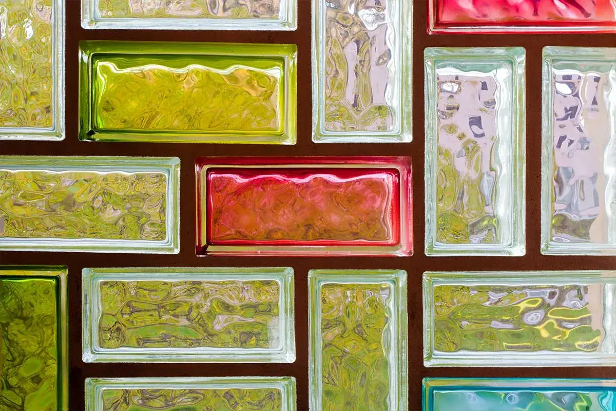 Un muro di vetrocemento colorato, con blocchi verdi, rossi e trasparenti. L'autorizzazione per un'installazione così vivace è sicuramente un tocco di stile.