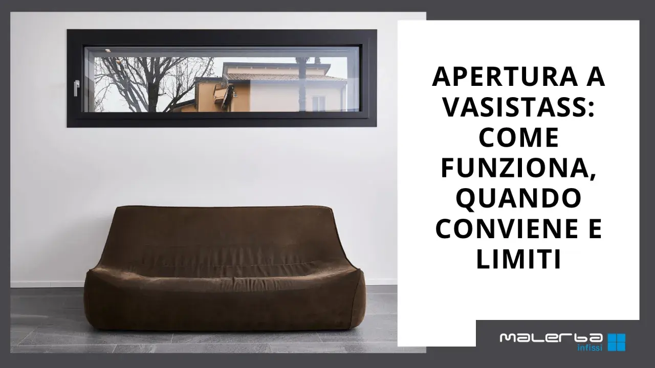 Interno moderno con divano marrone e una finestra basculante che mostra un albero e una casa. Testo: "Apertura a vasistas: come funziona, quando conviene e limiti".