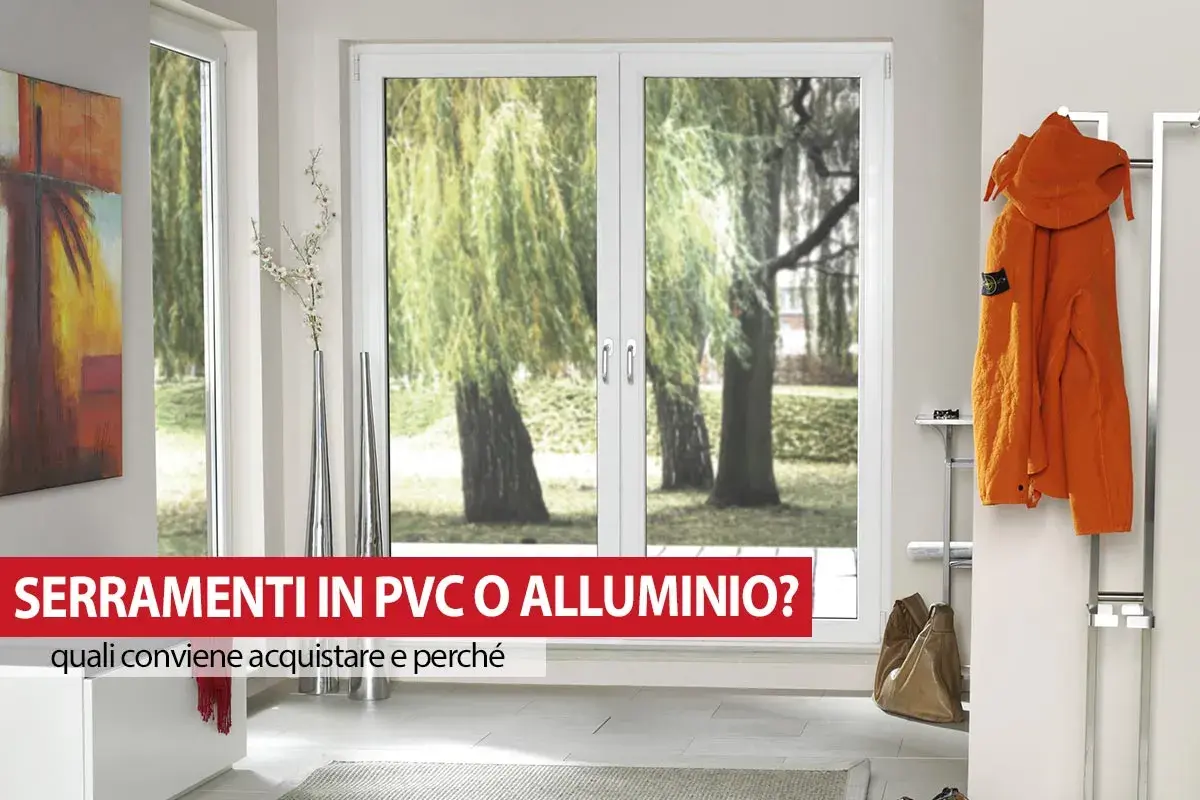 Serramenti in PVC o alluminio? La scelta ideale per la tua casa, con un'elegante porta finestra che si affaccia su un giardino rigoglioso.