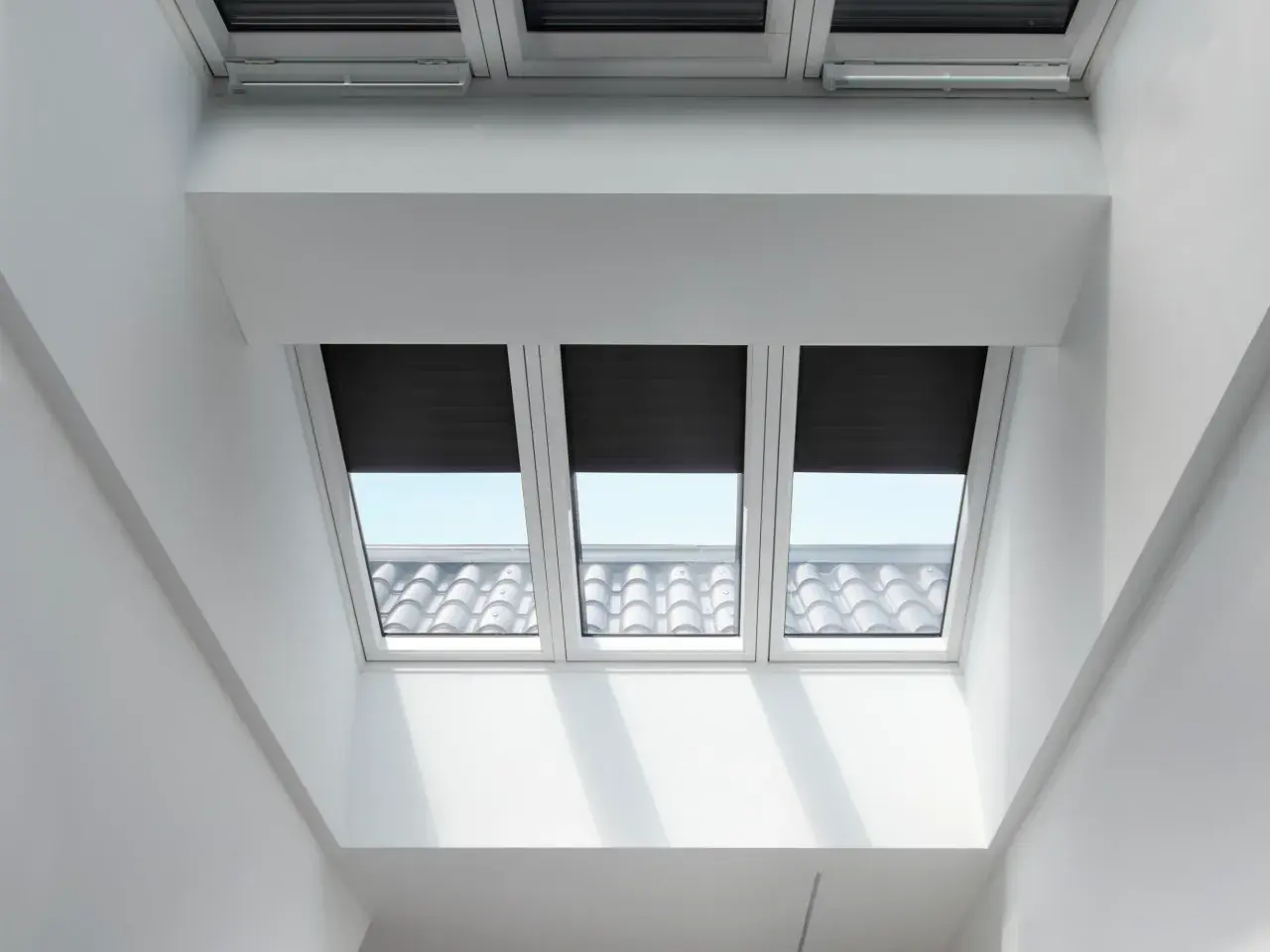 Tapparelle integrate in lucernari, ideali per la detrazione senza ENEA. Luce naturale che filtra attraverso le tegole.
