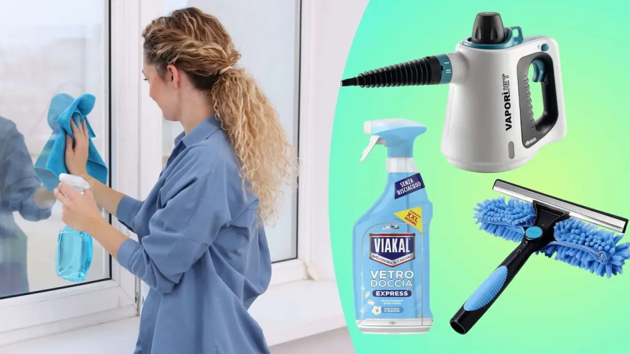 Donna pulisce vetri esterni molto sporchi con spray e panno. Accanto, prodotti per la pulizia: pulitore a vapore, spray Viakal e lavavetri.