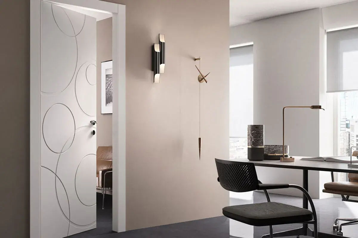 Porta in legno con decori circolari, un esempio di come pulire le porte di legno per mantenerle splendenti.